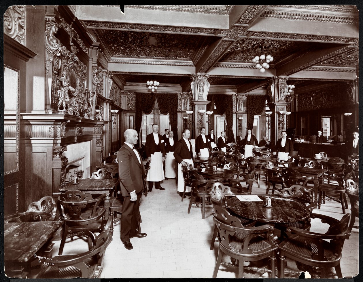 Číšníci v kavárně v hotelu Delmonico, 1902 (stříbrný želatinový potisk) od Byron Company