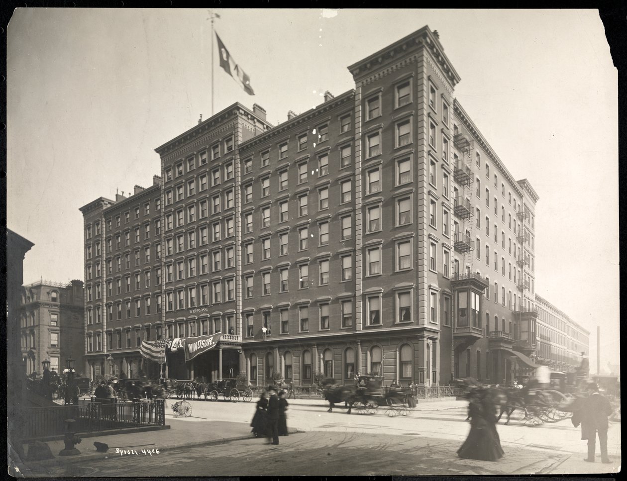 Windsor Hotel na 5. Avenue od 46. do 47. ulice, New York, 1898 (stříbrný želatinový tisk) od Byron Company