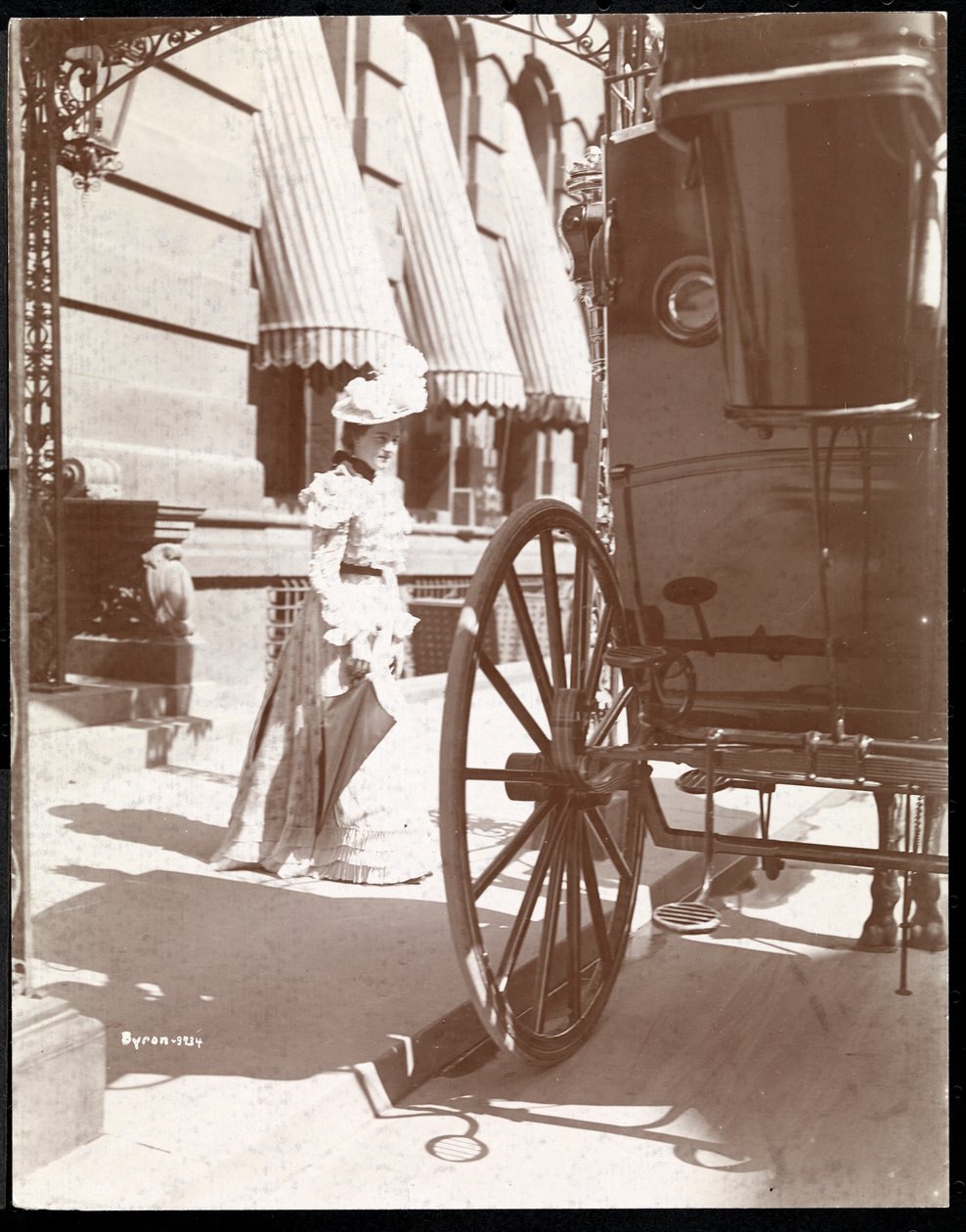 Žena se blíží ke kočáru u hotelu Waldorf Astoria, 34. ulice a 5. Avenue, New York, 1897 nebo 1898 (potisk stříbrné želatiny) od Byron Company