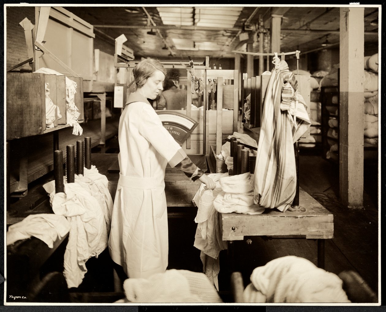 Ženy označující pytle prádla v Carolyn Laundry na 111 east 128th Street, East Harlem, New York, 1928 (stříbrný želatinový potisk) od Byron Company