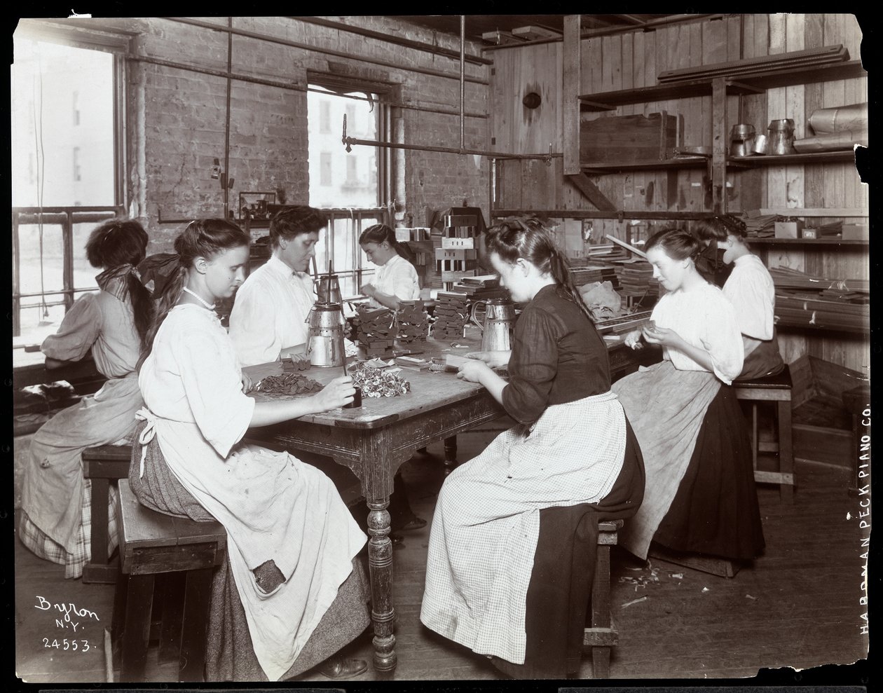Ženy pracující v továrně na klavír Hardman, Peck und Co., New York (stříbrný želatinový potisk) od Byron Company