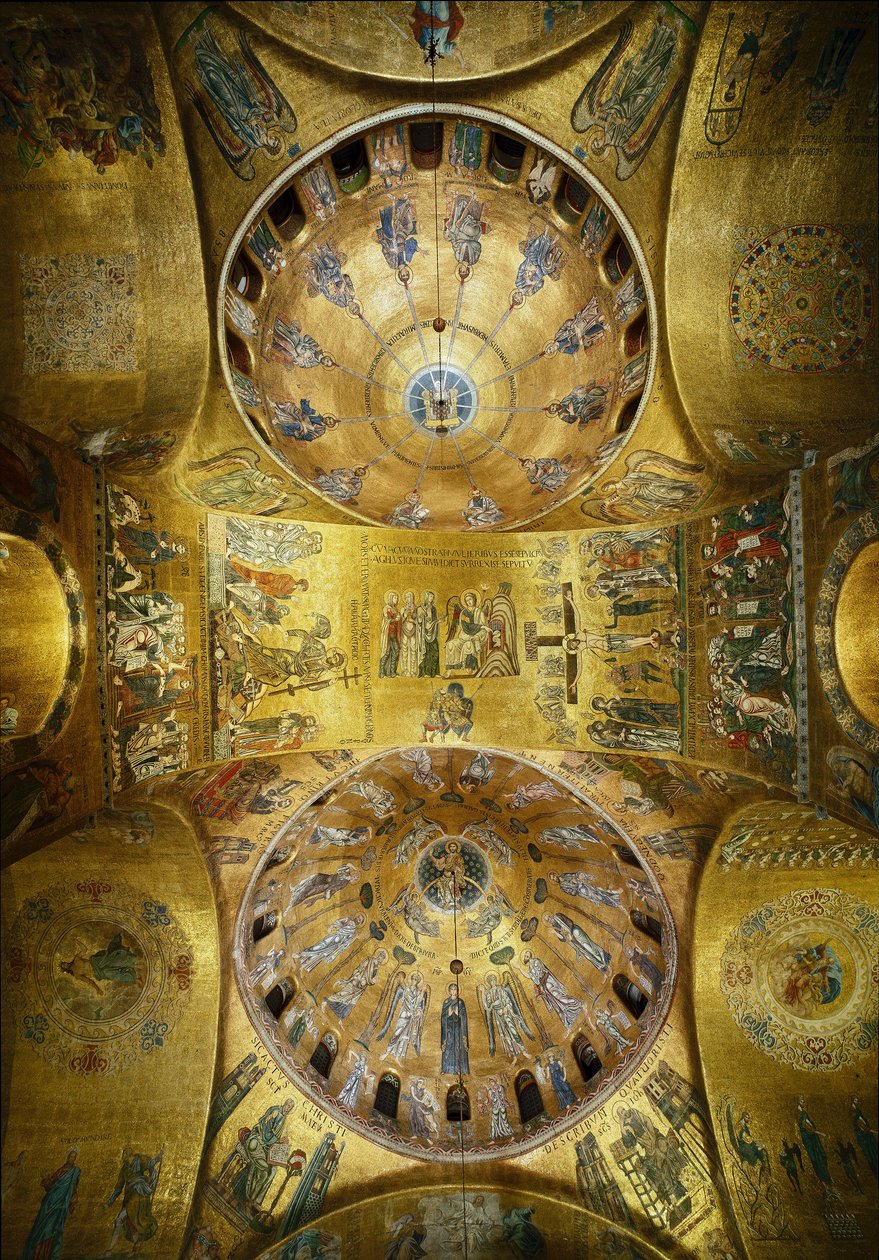 Byzantská architektura: pohled na kupole s mozaikami na zlatém pozadí (románský a byzantský styl) ilustrující Pentecote (1250-1300) a Nanebevstoupení Páně (počátek 13. století). Basilica San Marco (Basilica of San Marco) Benátky od Byzantine