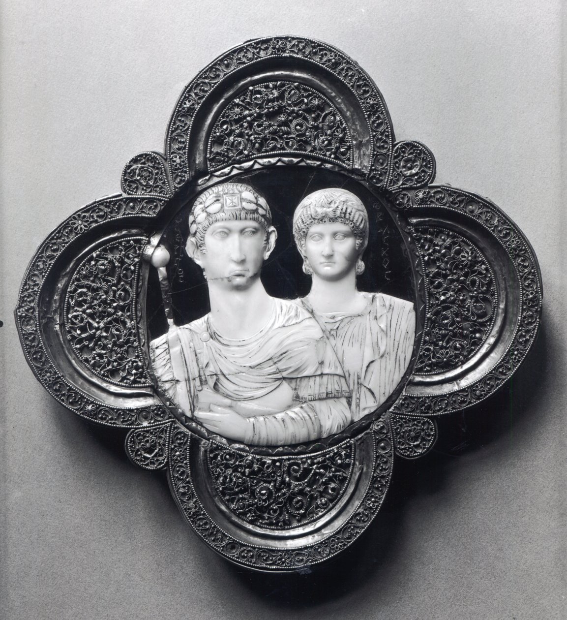 Cameo zobrazující císaře Honoria (395-423) a jeho manželku Marii (slonovina a kov) (viz také 189590) od Byzantine