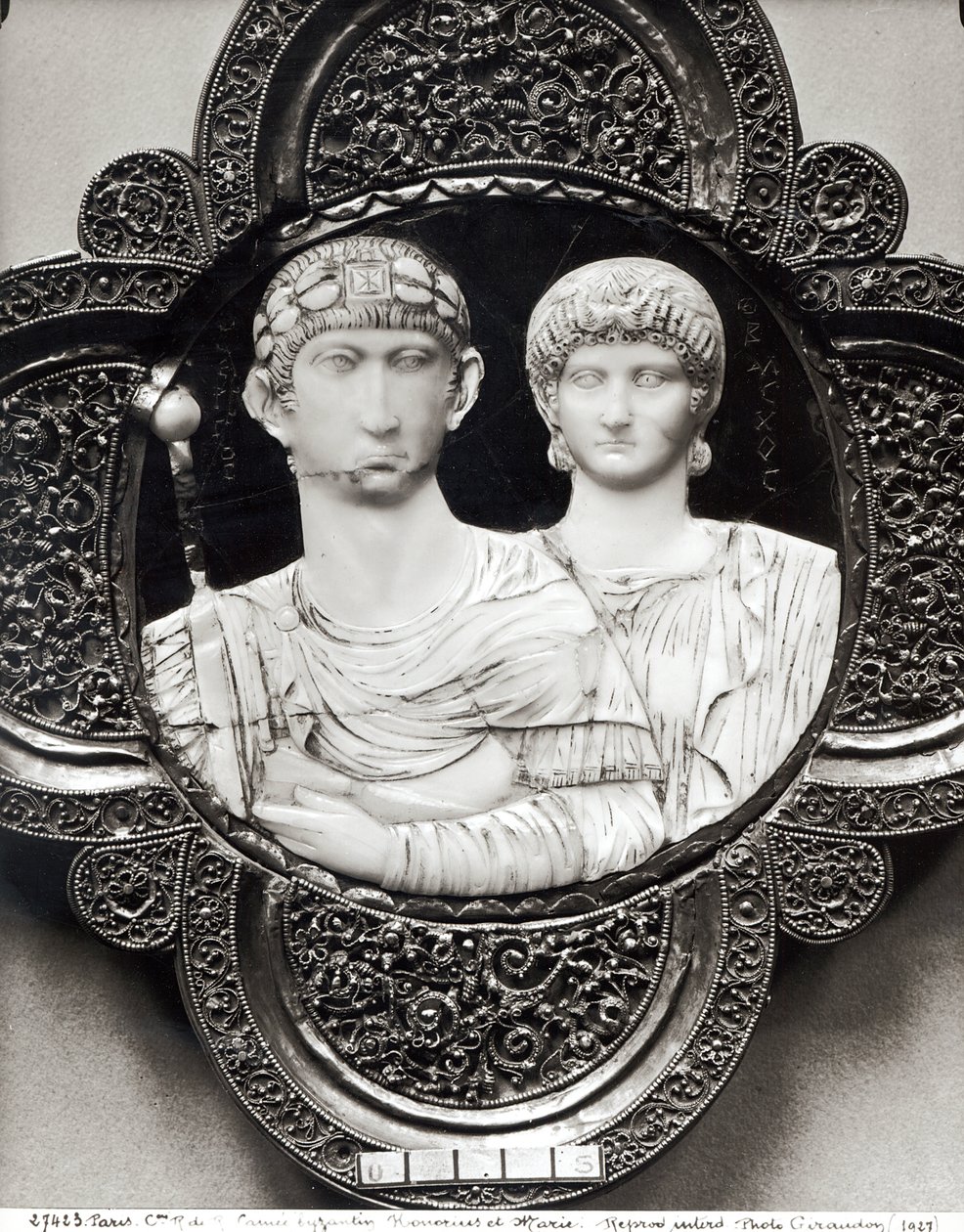 Cameo zobrazující císaře Honoria (395-423) a jeho manželku Marii (slonovina a kov) (viz také 189591) od Byzantine