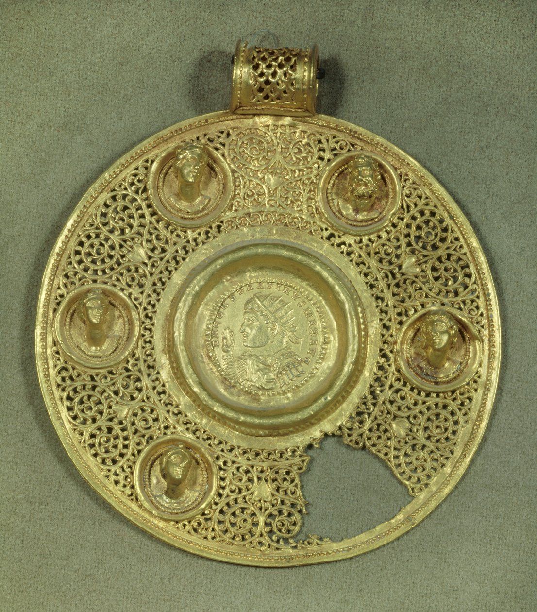 Zlatý kruhový medailon: Solidus Konstantina I. Velikého (270–337 n. l.) udeří na Sirmium v roce 321 n. l., v opusovém mezirasovém rámu, zdobeném 5 reliéfními bustami. 4. století našeho letopočtu. Sun 0,092 m Paříž, Musee du Louvre od Byzantine