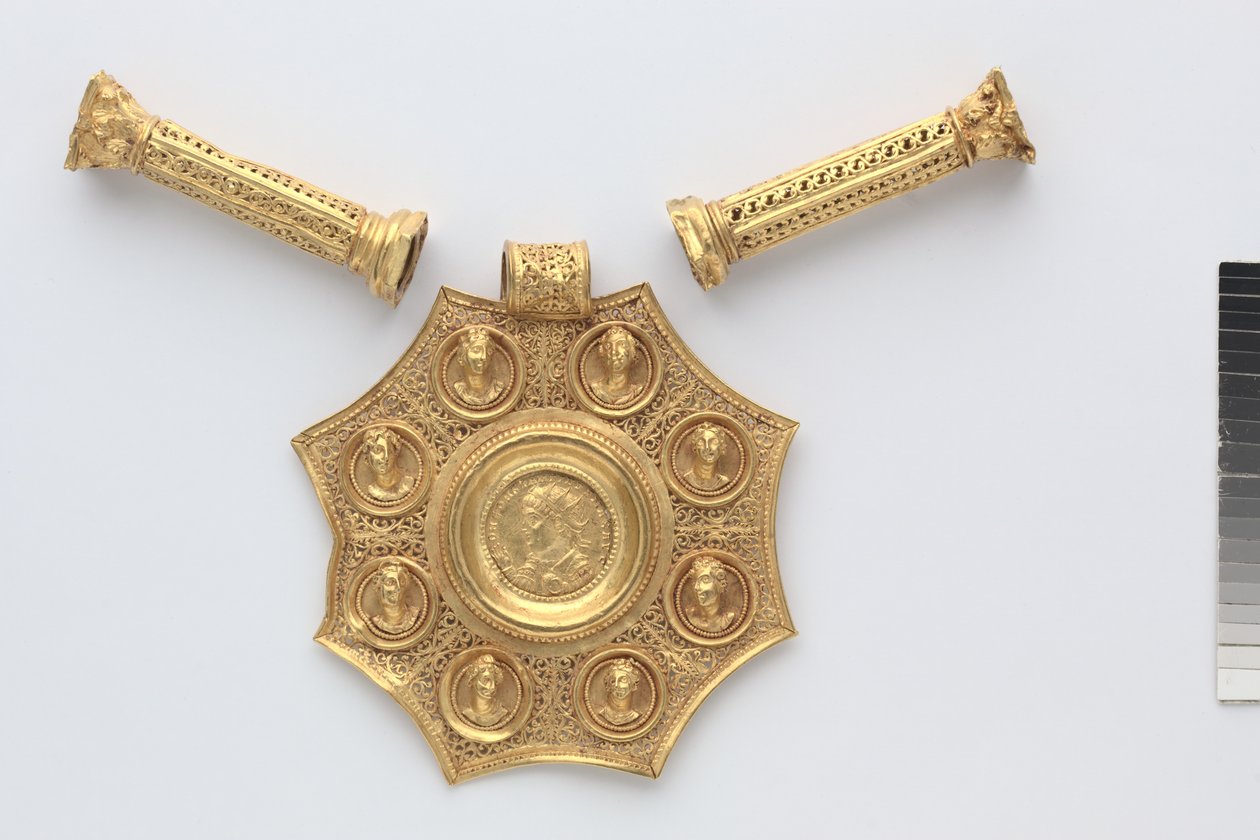 Osmihranný přívěsek a dva vymezovače ve formě korintských sloupů, 324-326 (zlato) od Byzantine