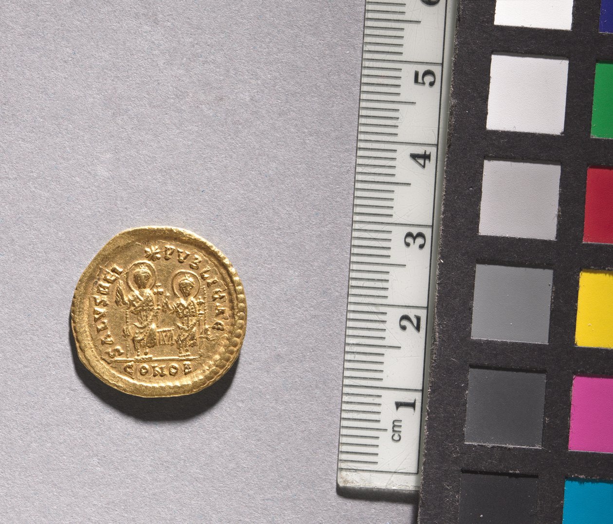 Solidus of Theodosius II a Valentinian III (reverzní), 408-425 (zlato) (viz CVL 499736 pro líc) od Byzantine