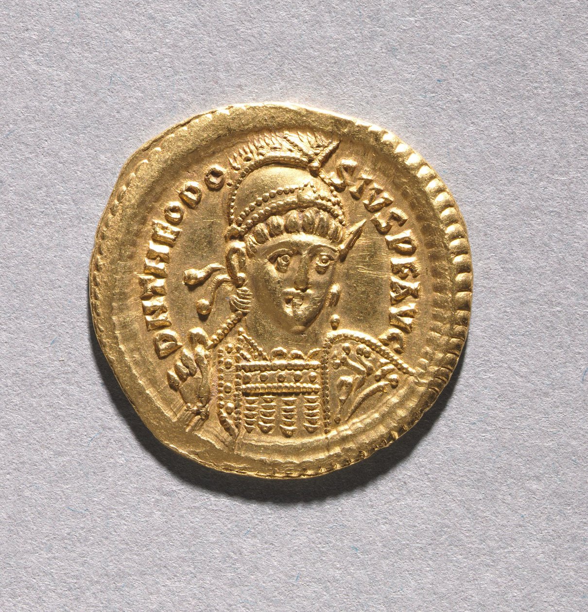 Solidus z Theodosia II. a Valentiniana III od Byzantine