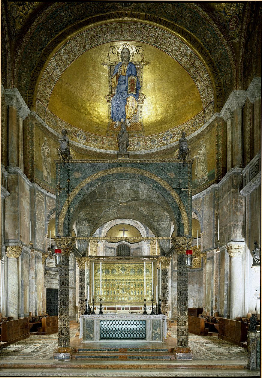 Byzantská architektura: presbytář. Hlavní oltář, ciborium s albastrovými sloupy (mezi 5. a 13. stoletím), hlavice (12. století) a Pala d