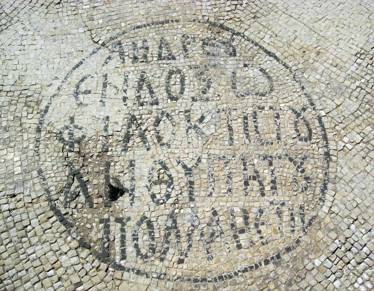 Řecký nápis z byzantské mozaikové podlahy v Caesareji, Izrael (mozaika) od Byzantine Byzantine