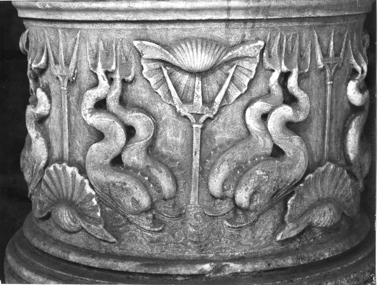 Základna fontány svaté vody, vyřezávaná s delfíny, bazilika San Marco od Byzantine School