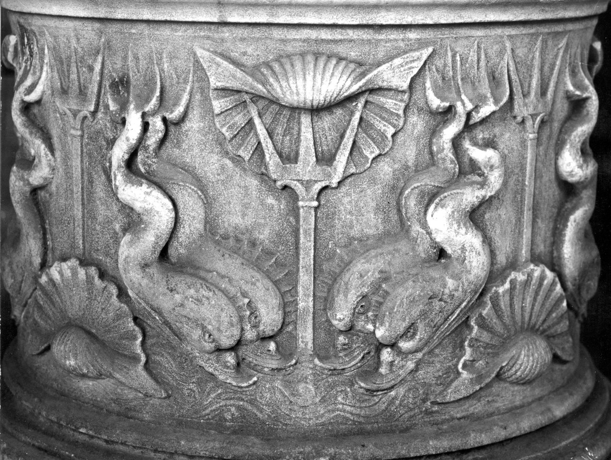 Základna fontány svaté vody, vyřezávaná s delfíny, bazilika San Marco od Byzantine School