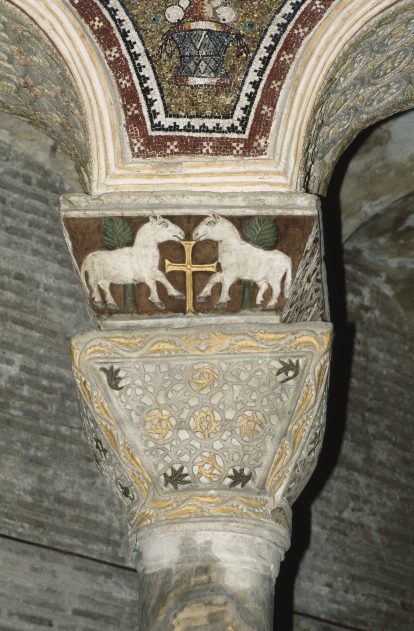 Zdobený kapitál z interiéru od Byzantine School