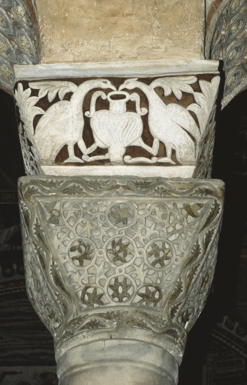 Zdobený kapitál z interiéru od Byzantine School