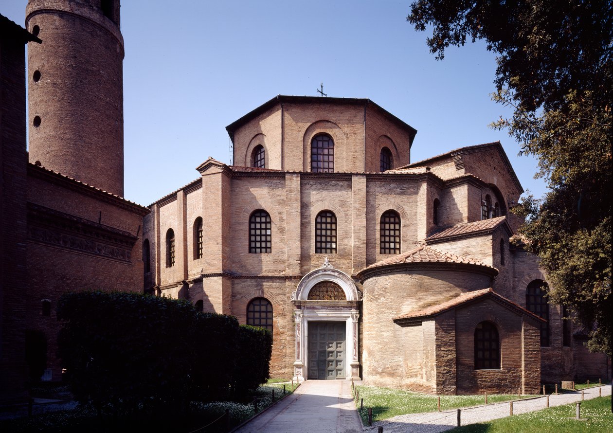 Fasáda kostela, kolem 547 našeho letopočtu od Byzantine School