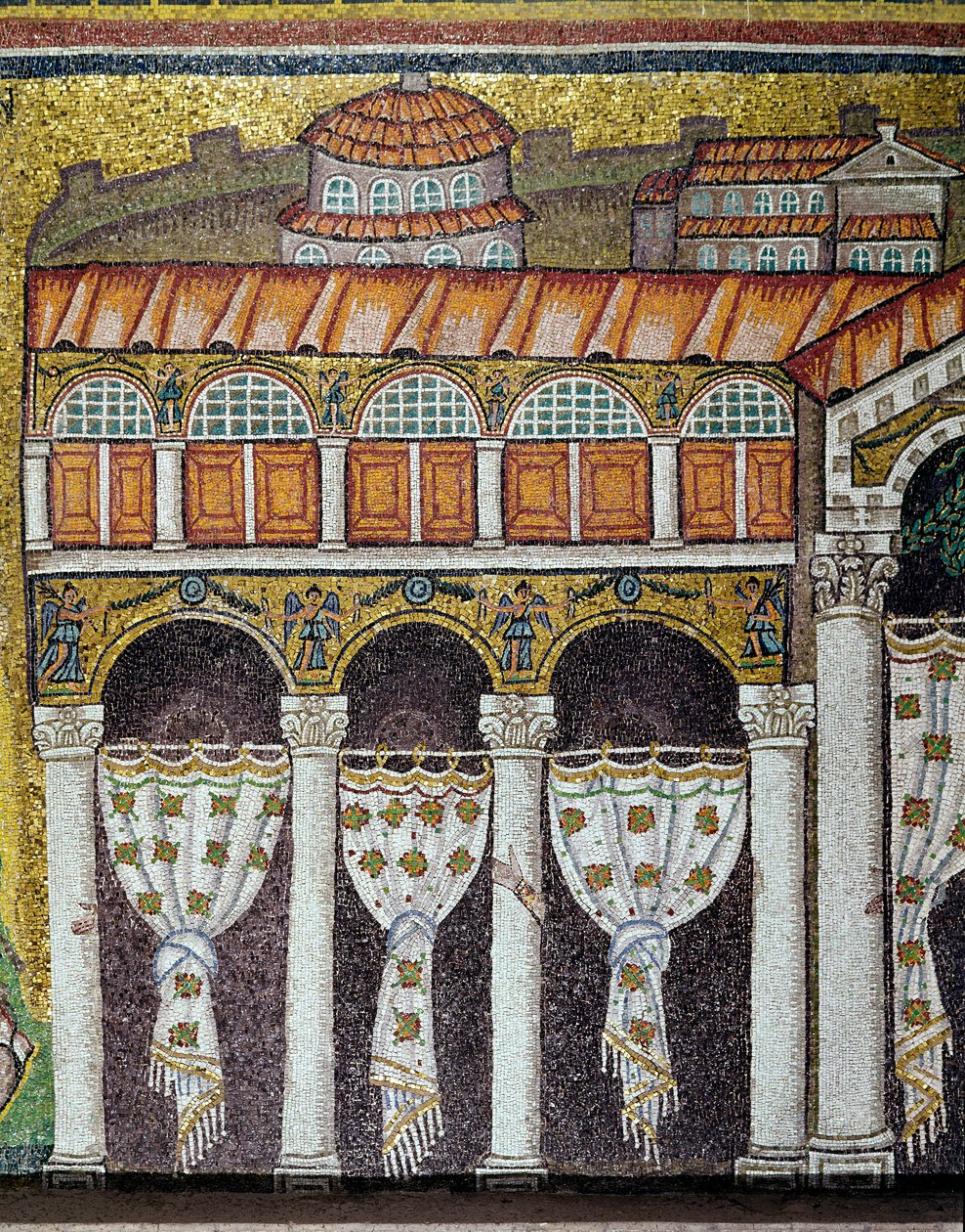 Pohled na palác byzantského císaře Theodorika Velikého. Detail. Boční mozaika centrální lodi, bazilika Sant