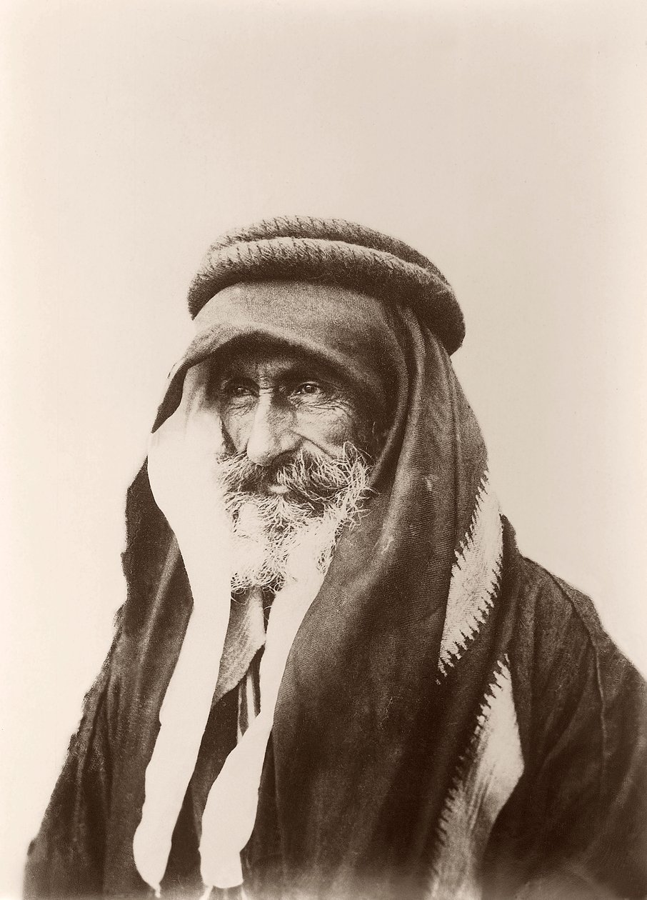 Portrét šejka Khalila Senaaha (na pozadí zdi) v Kerak, cca 1895-99 od C.A. Hornstein