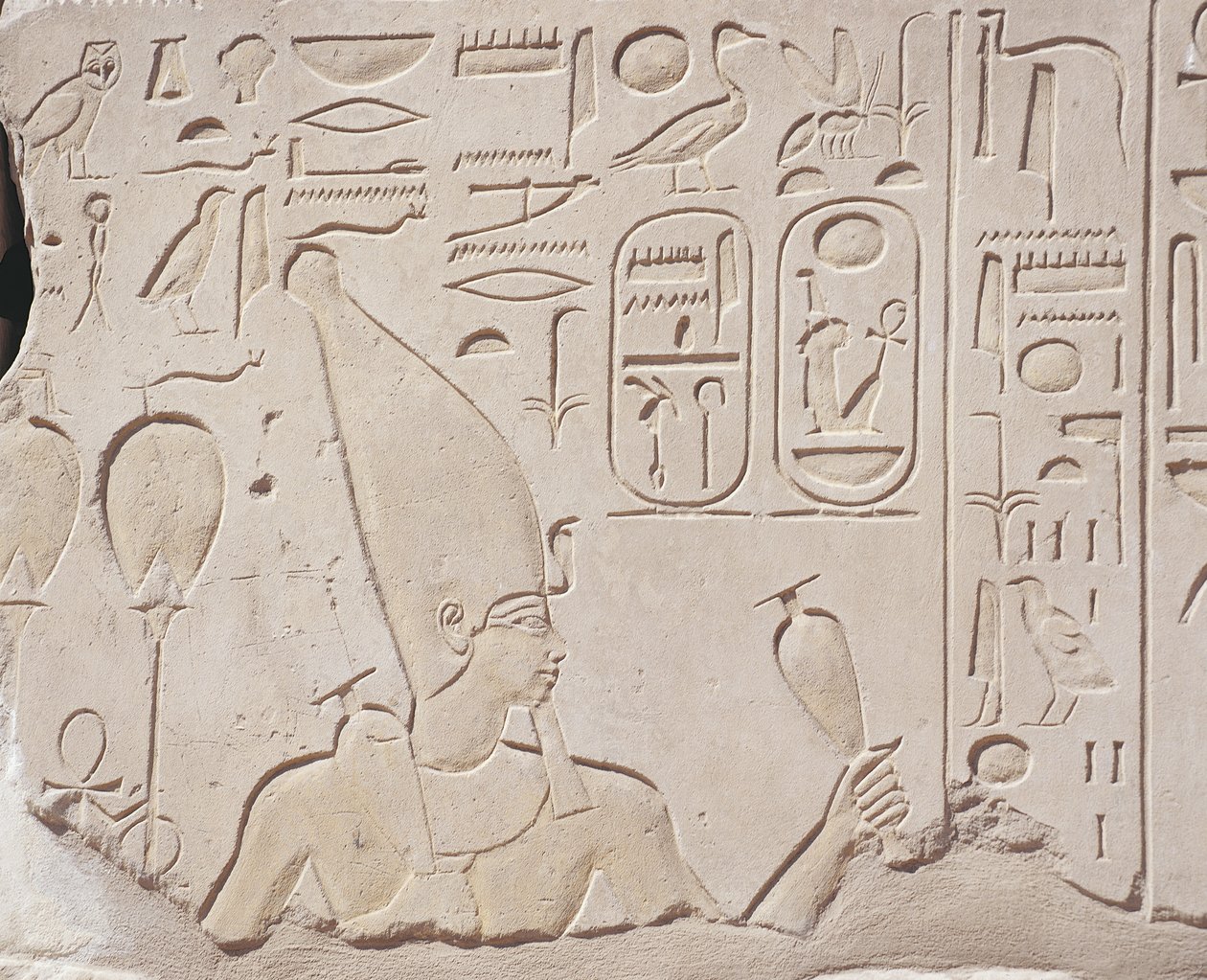 Egypt, Karnak, Červená kaple Hatšepsut, reliéf oběti vína Hatšepsut od J.B. and Brown J. Rowbotham