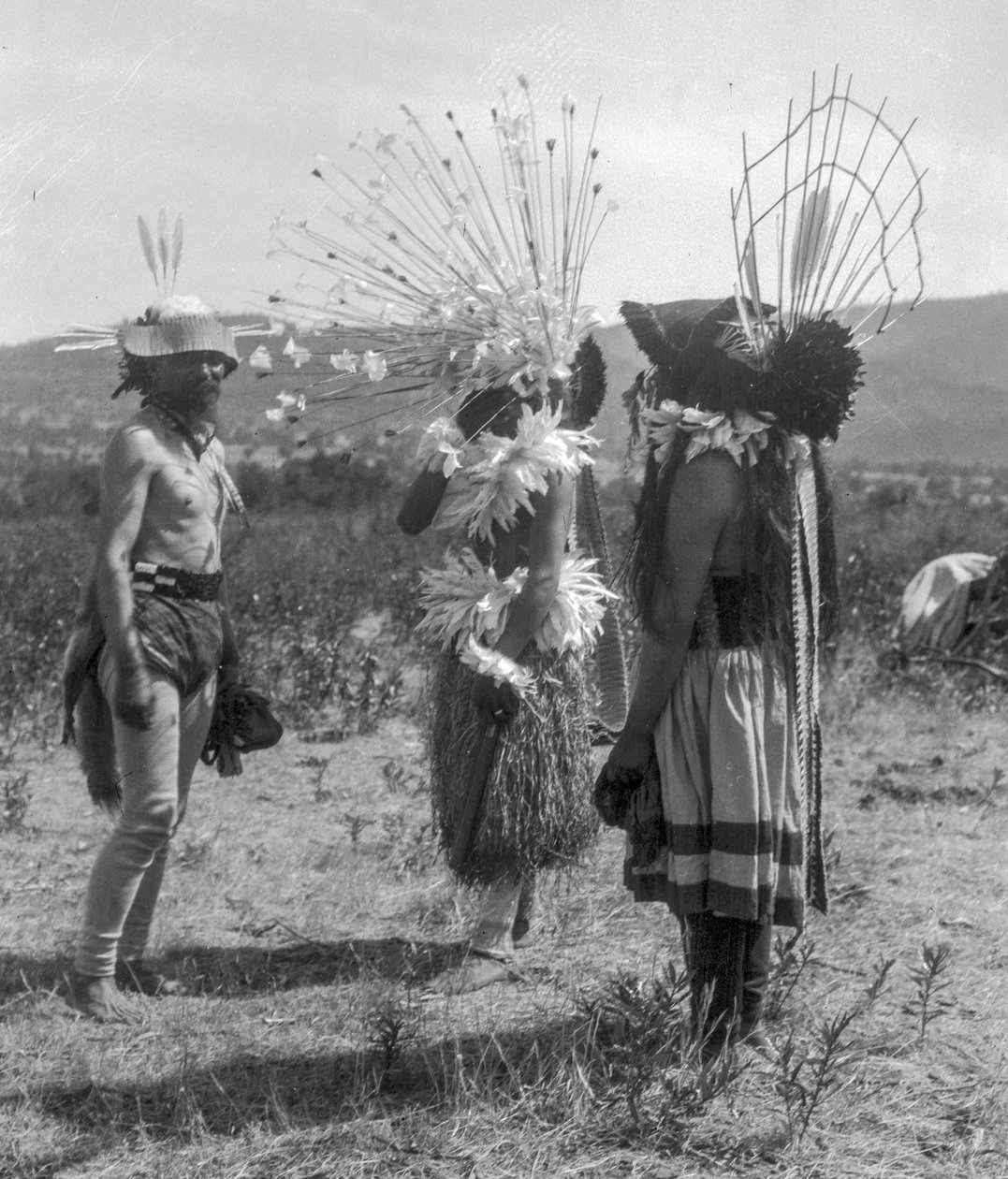 Původní obyvatelé Ameriky a kmenový obřadní dům a obřadní oděv, Kalifornie od C. Hart Merriam