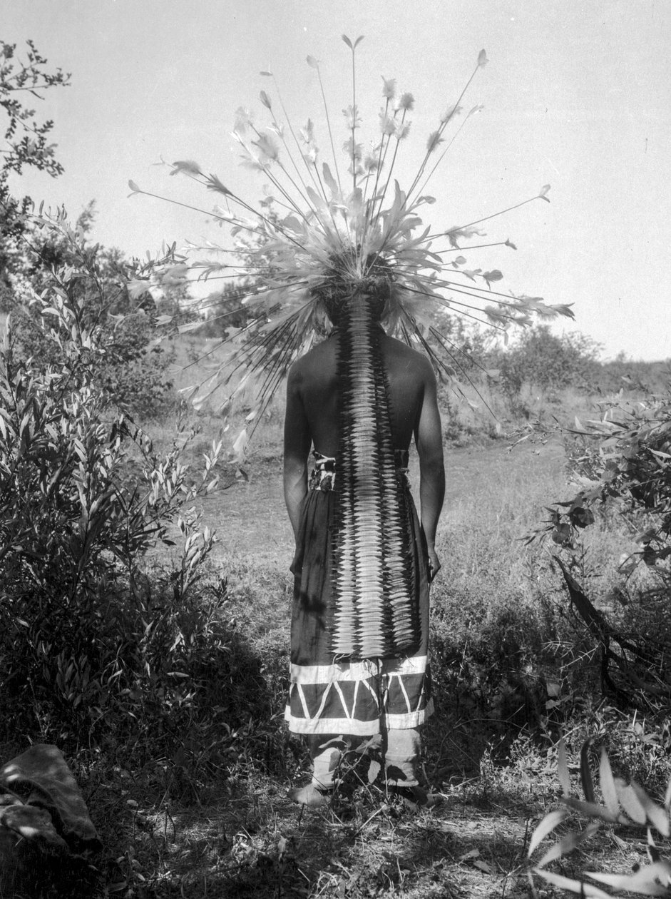 Původní obyvatelé Ameriky a kmenový obřadní dům a obřadní oděv, Kalifornie od C. Hart Merriam