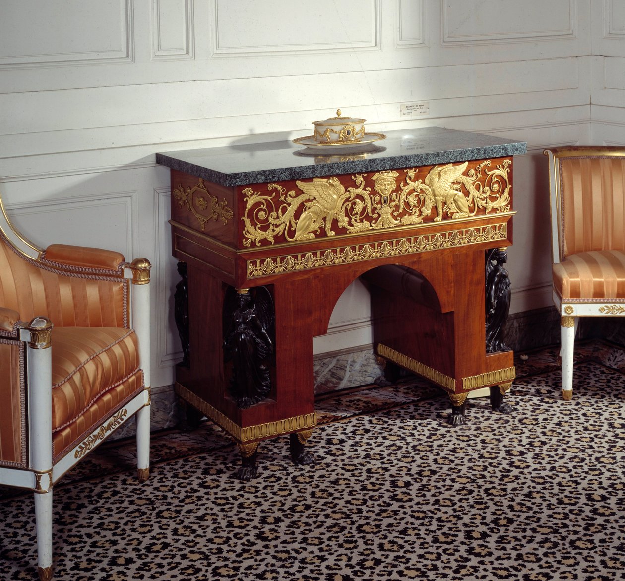 Furniture Premier Empire: kancelář imprese Josephine de Beauharnais (1763-1814) realizovaná bratry Jacobem (19. století) podle kreseb Charlese Perciera a Pierra Fontaina. 1800 Versailles, Grand Trianon od C. and Fontaine P. Percier
