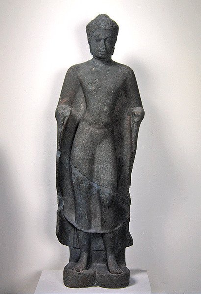 Buddha z Vat Romlok, Angkor Borei (pískovec) od Cambodian School