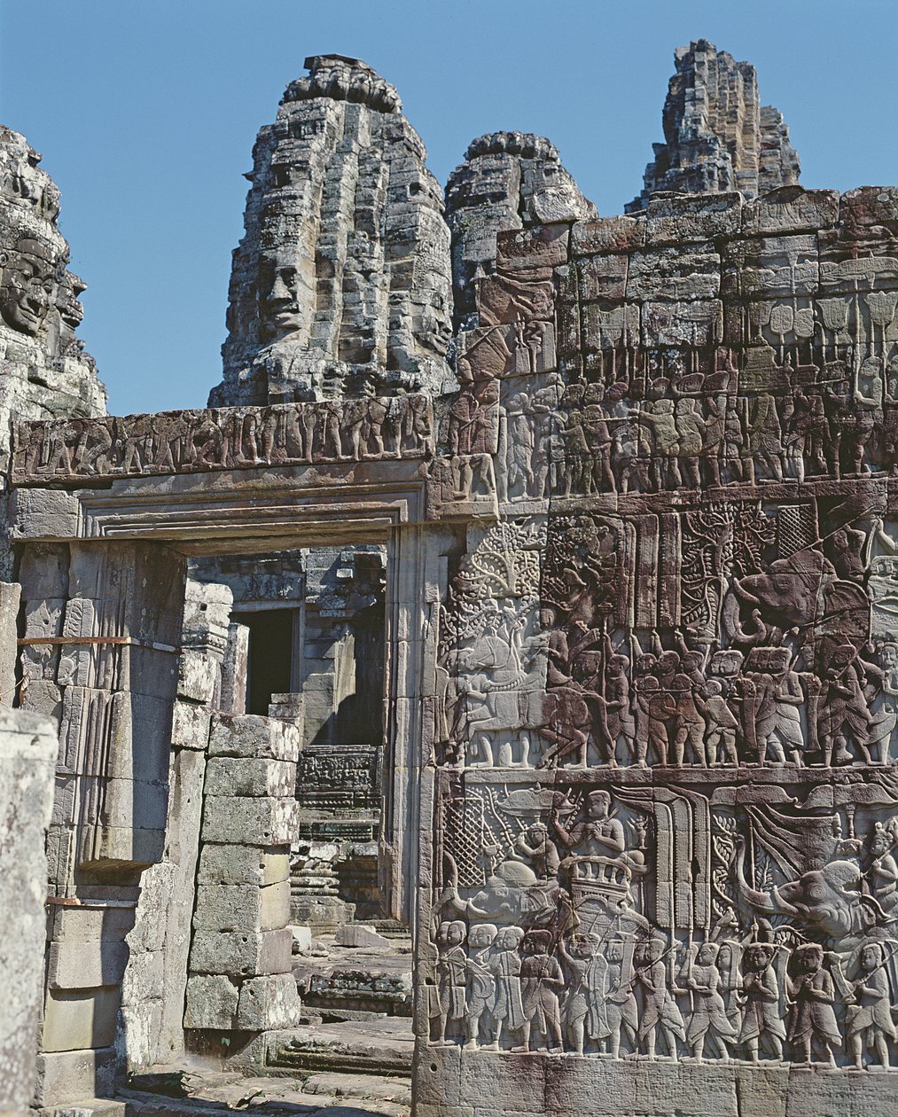 Pohled na zeď chrámu Bayon s vyřezávanými reliéfy od Cambodian School