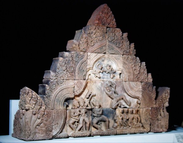 Podstavec z gopury z Banteay Srei, Kambodža, c.967 (pískovec) od Cambodian School