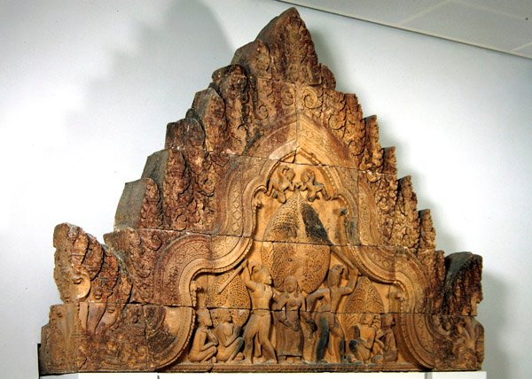 Podstavec z gopury z Banteay Srei, Kambodža, c.967 (růžový pískovec) od Cambodian School