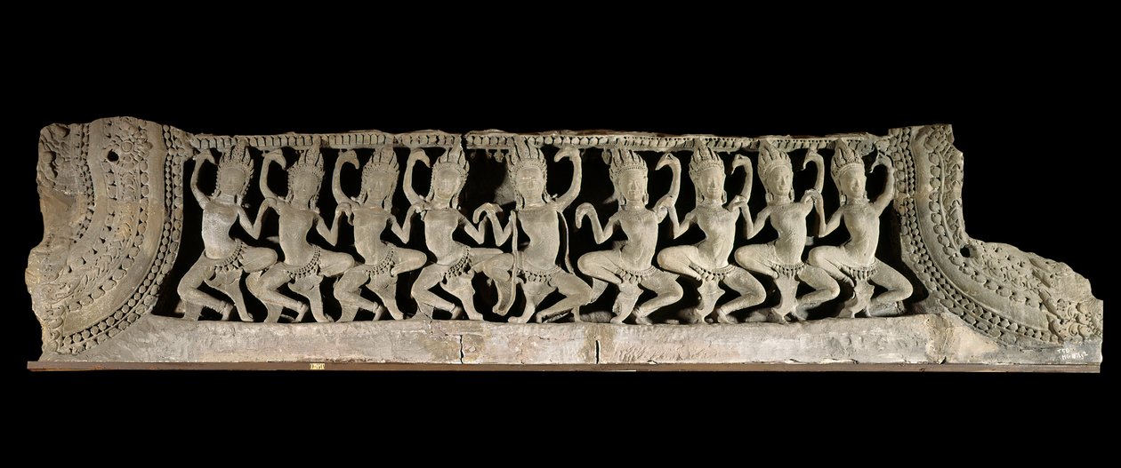 Umění Khmer (Dálný východ). Registr spodního štítu: devět tančících apsar. Nízký reliéf v gresu, konec 12.-počátek 13. století. Bayon styl. z Kambodže, chrám Bayon. Paříž, Musee Guimet - Musee national des Arts Asians. od Cambodian