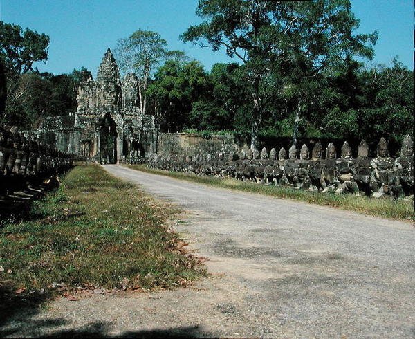 Pohled na jižní bránu (foto) od Cambodian