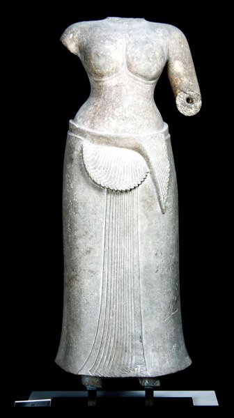 Ženské božstvo z Chrámu pečení, Roluos, Kambodža, 4. - 9. století (pískovec) od Cambodian Cambodian