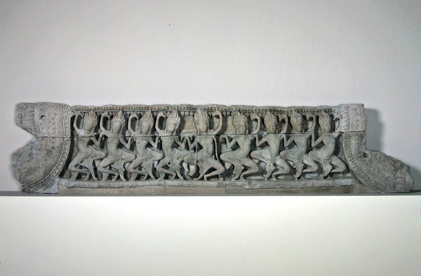 Štít zobrazující devět tančících aspar, konec 12.-začátek 13. století, z Bayonu, Angkor Thom (pískovec) od Cambodian Cambodian