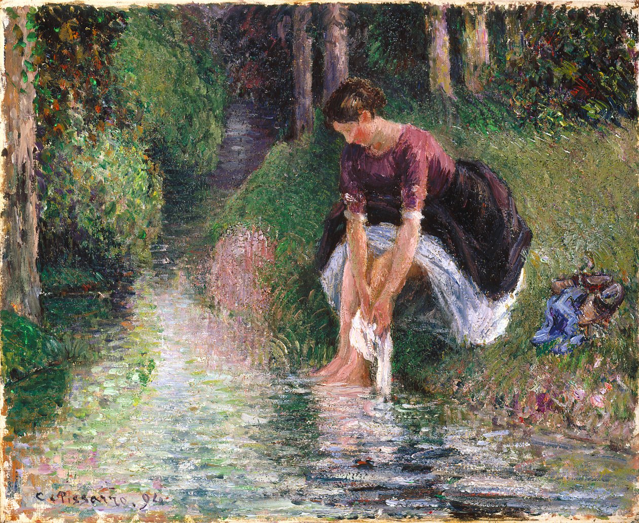 Žena si myje nohy v potoce od Camille Jacob Pissarro