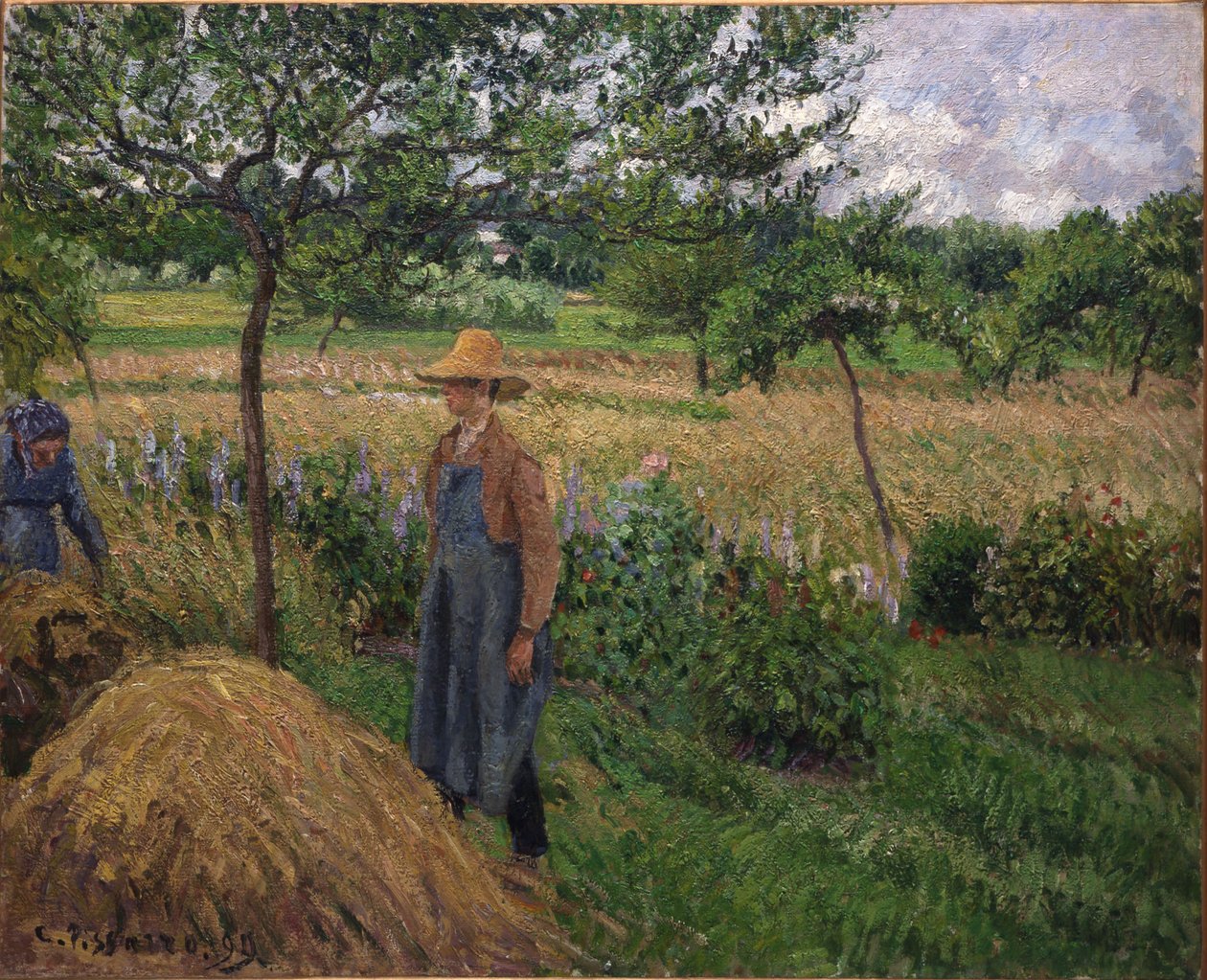 Zahradník stojící u kupky sena, zatažená obloha, Éragny od Camille Pissarro