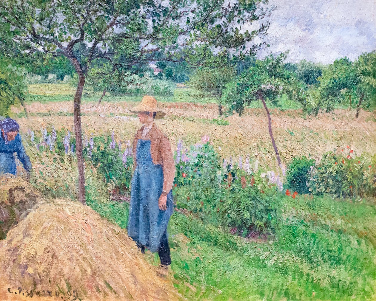 Zahradník stojící u kupky sena, zatažená obloha, Eragny od Camille Pissarro