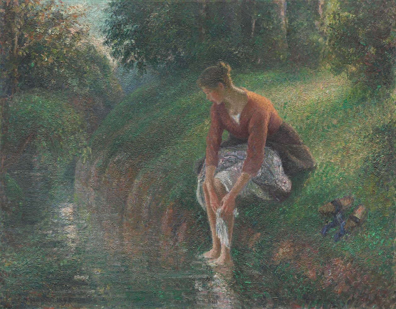 Žena si koupe nohy v potoce od Camille Pissarro