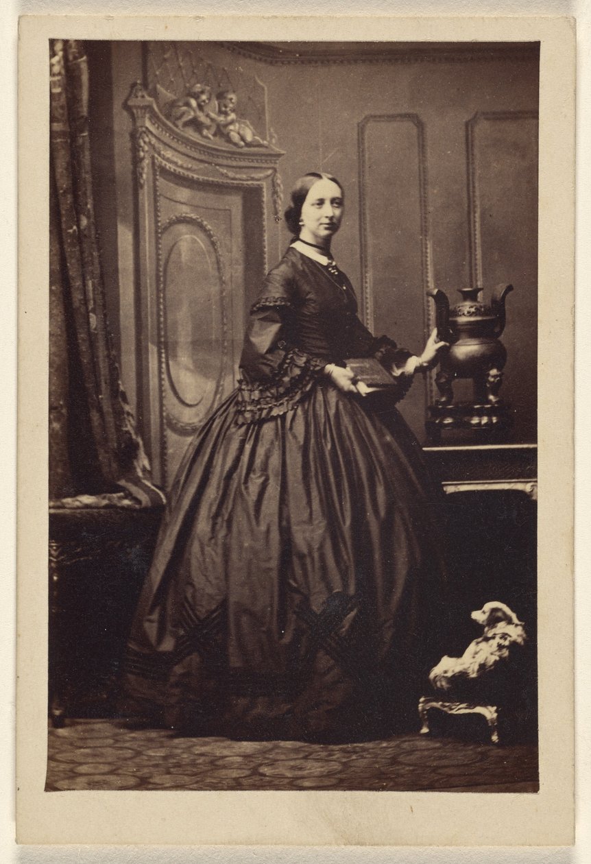 [Neznámá žena drží knihu, stojí] od Camille Silvy