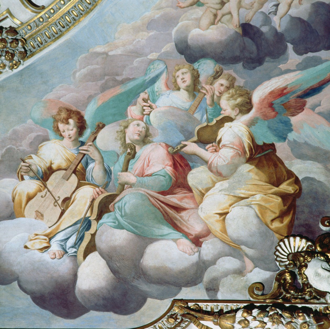 Detail andělských hudebníků z klenby kůru (freska) od Camillo Procaccini