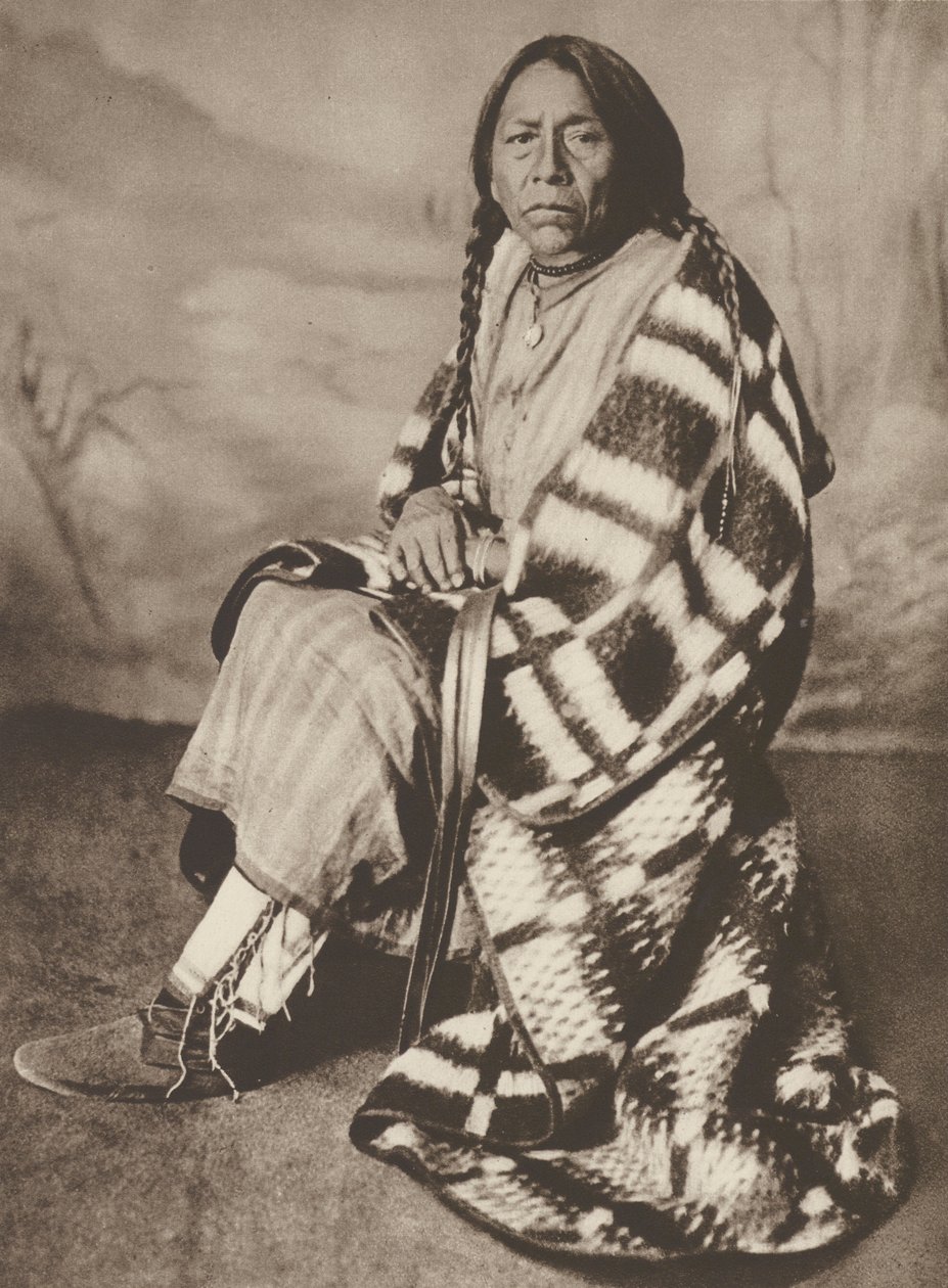 Kanada: Manželka náčelníka "Crowfoot", indiánský kmen Cree, Maple Creek, Saskatchewan (čb fotografie) od Canadian Photographer
