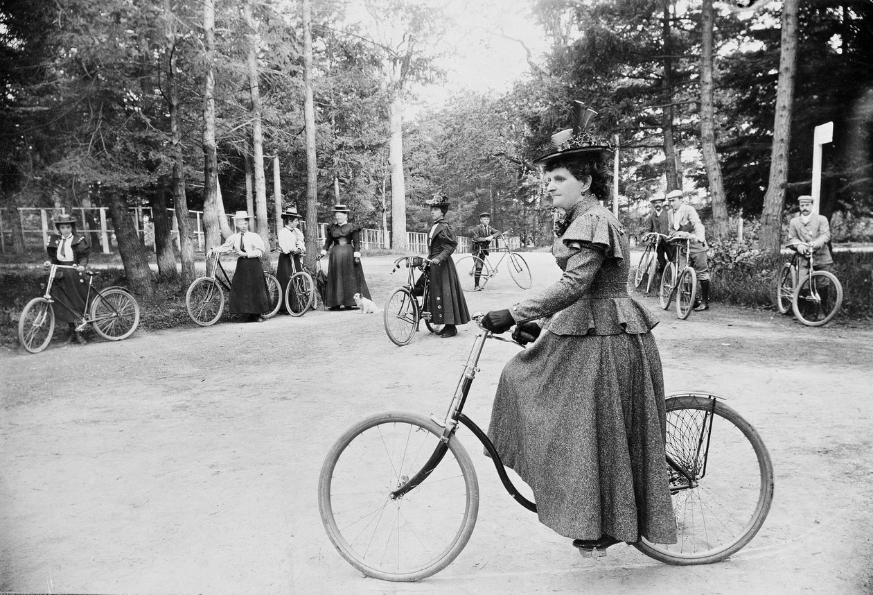 Hannah Maynard a další na kole v parku Beacon Hill, Victoria, kolem roku 1895 od Canadian Photographer