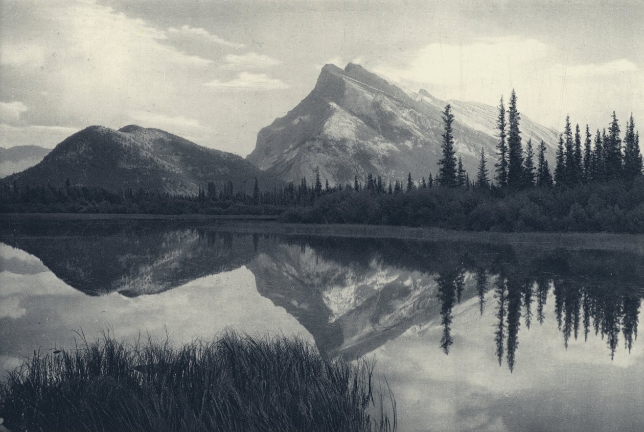 Kanadské Skalisté hory: Mount Rundle, Banff a Vermillion Lakes (čb fotografie) od Canadian Photographer