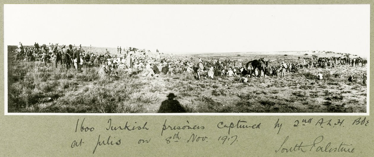 1600 tureckých zajatců zajatých 2. A.L.H. brigáda, 8. listopadu 1917 od Capt. Arthur Rhodes