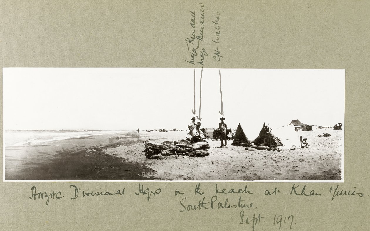 Divizní major ANZAC na pláži v Khan Yunis, září 1917 od Capt. Arthur Rhodes