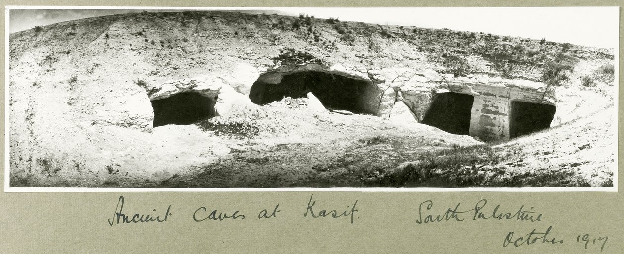 Starověké jeskyně v Kasif, Jižní Palestina, říjen 1917 od Capt. Arthur Rhodes