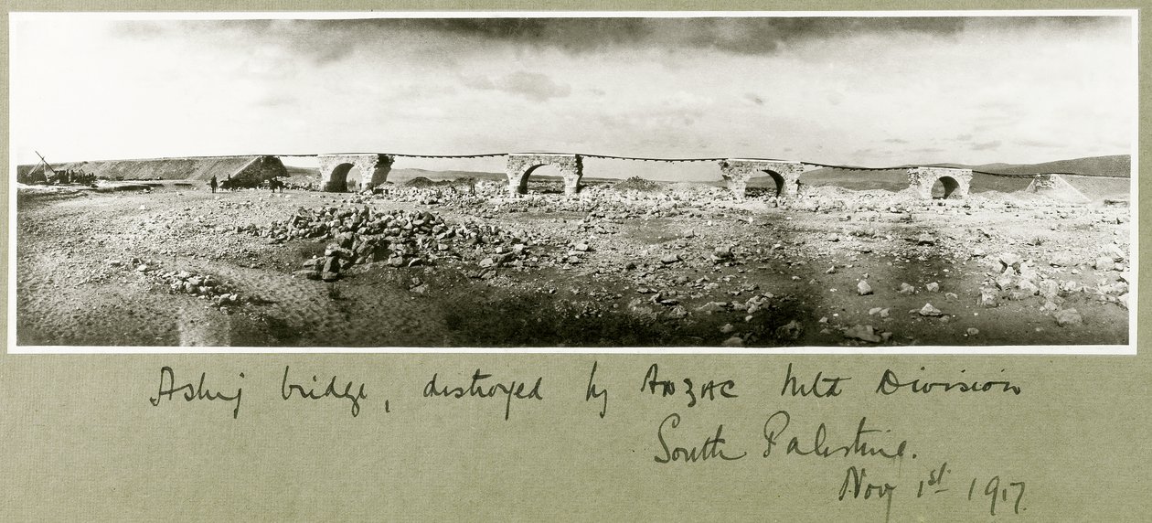 Most Asluj, zničený ANZAC Mounted Division, 1. listopadu 1917 od Capt. Arthur Rhodes