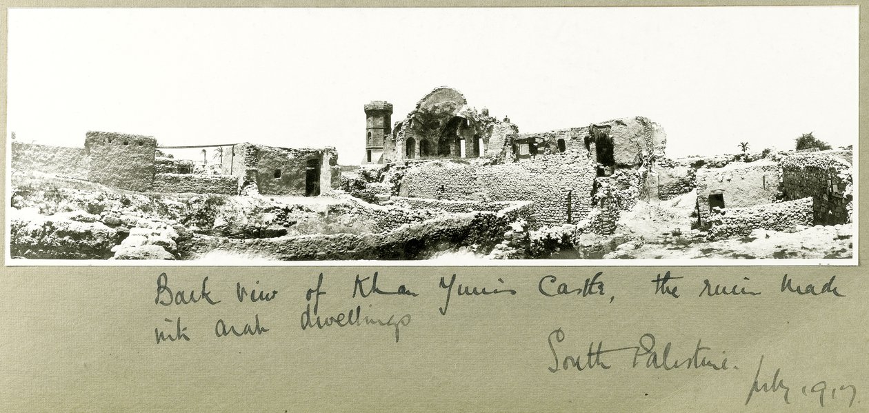 Zadní pohled na hrad Khan Yunis, Jižní Palestina, červenec 1917 od Capt. Arthur Rhodes