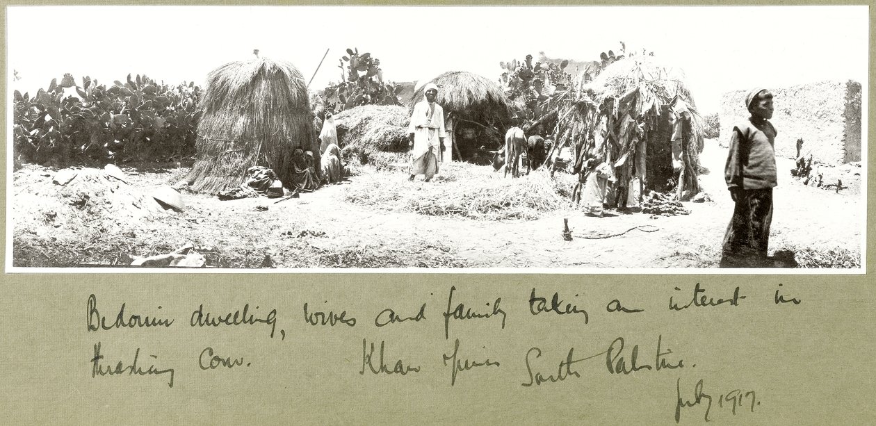Beduínská rodina a obydlí, Khan Yunis, červenec 1917 od Capt. Arthur Rhodes