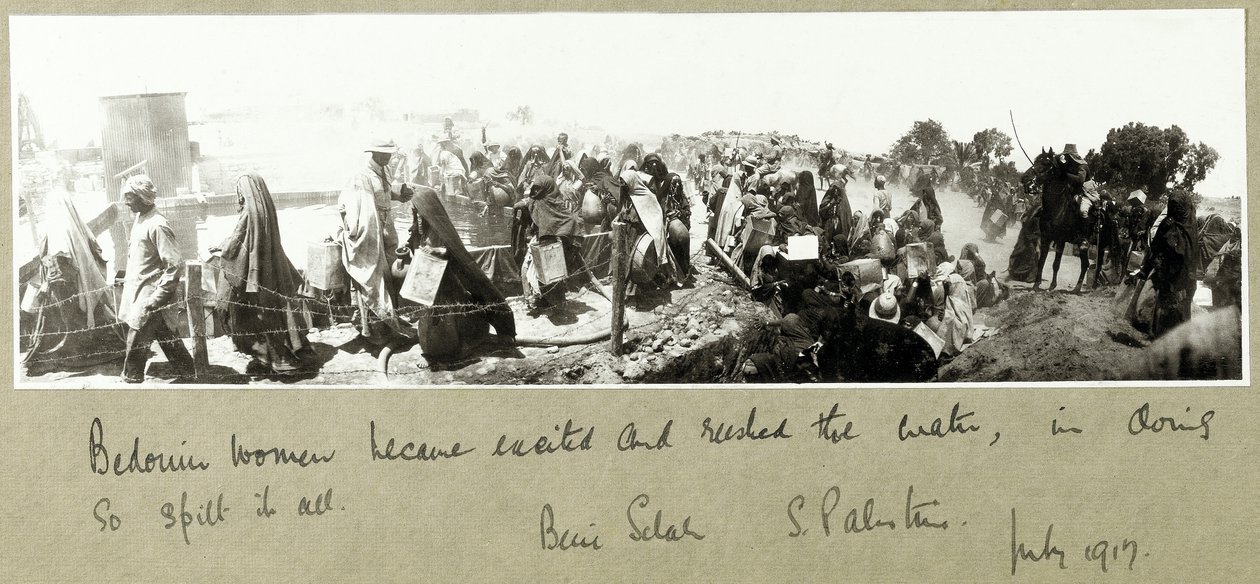 Beduínské ženy spěchající pro svůj příděl vody, Beni Saleh, červenec 1917 od Capt. Arthur Rhodes