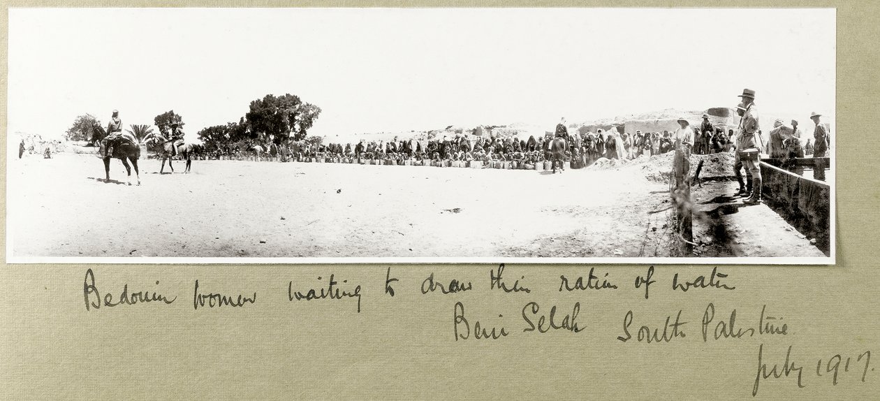 Beduínské ženy čekající na svůj příděl vody, Beni Saleh, červenec 1917 od Capt. Arthur Rhodes